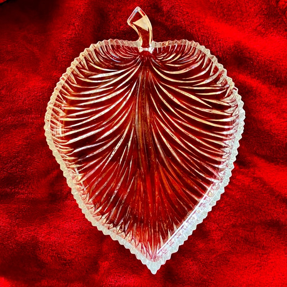 MIKASA LEAF CRYSTAL DISH